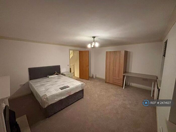 4 Bedroom Semi-Detached House To Rent In Kingfisher Way, Loughborough, LE11