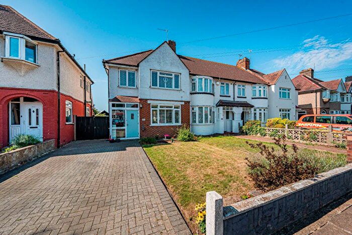 3 Bedroom Terraced House For Sale In Central Avenue, Hounslow, TW3