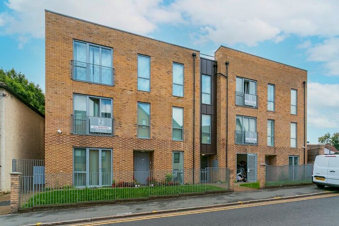 2 Bedroom Maisonette To Rent In Aldenham Road, Watford, Hertfordshire, WD19