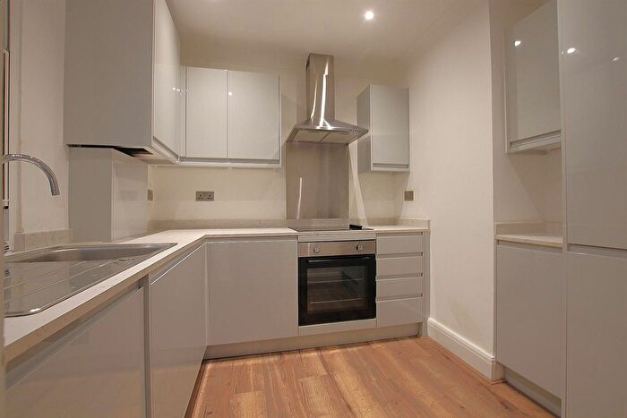 3 Bedroom Flat To Rent In Loretta Wharf, Strand On The Green, Chiswick, W4