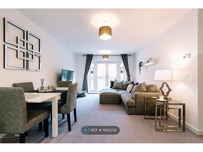 2 Bedroom Flat To Rent In Crowthorne Road, Bracknell, RG12