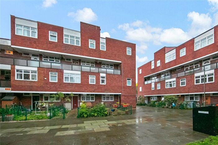 4 Bedroom Maisonette For Sale In Woking Close, London, SW15
