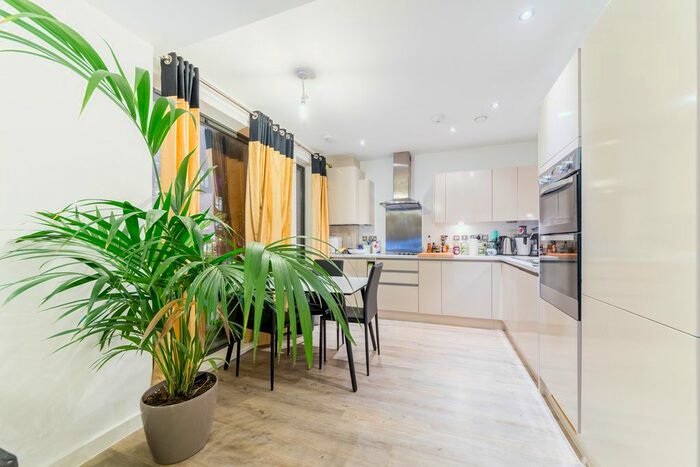 2 Bedroom Flat To Rent In Oscar Court, Rotherhithe Street, London, SE16