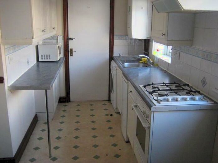 1 Bedroom Flat To Rent In A Devon Road Top Floor FlatUniversity AreaLeeds, LS2