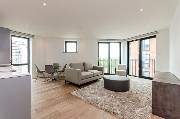 2 Bedroom Flat To Rent In Three Colts Lane, Bethnal Green, London, E2