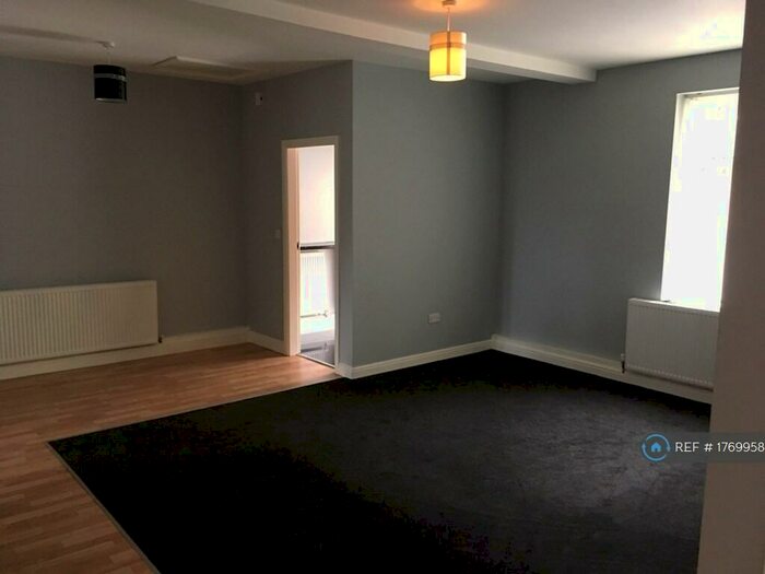 3 Bedroom Bungalow To Rent In Pollits Farm Close, Bradford, BD6