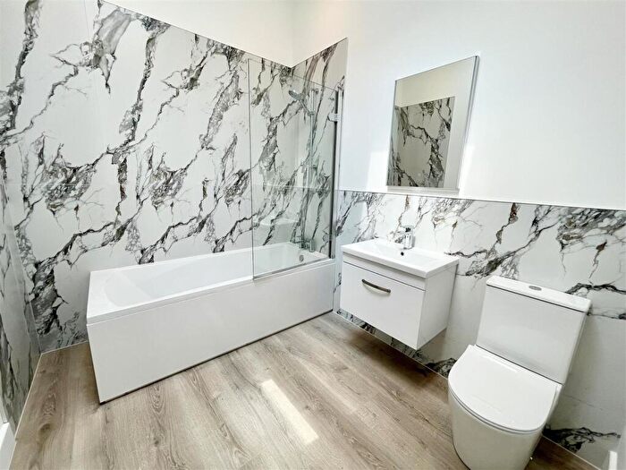 4 Bedroom Detached House For Sale In North Leigh Lane, Wimborne, BH21