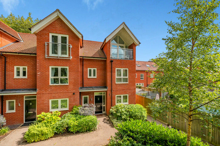 4 Bedroom End Of Terrace House For Sale In Nicolls Close, Cholsey, Wallingford, Oxfordshire, OX10