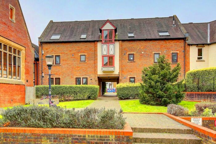 1 Bedroom Flat To Rent In Cloister Close, Teddington, TW11