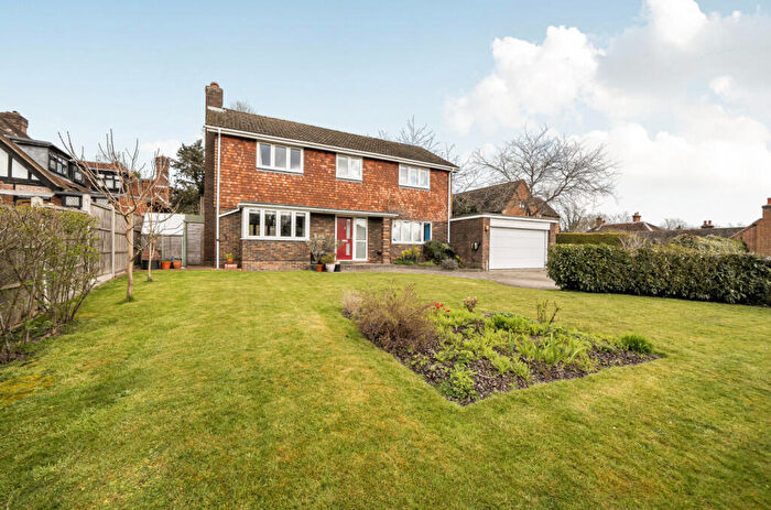 4 Bedroom Detached House For Sale In Hillside Road, Aldershot, Hampshire, GU11