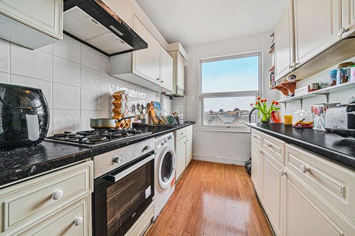 1 Bedroom Flat For Sale In Garratt Lane, Earlsfield, London, SW18