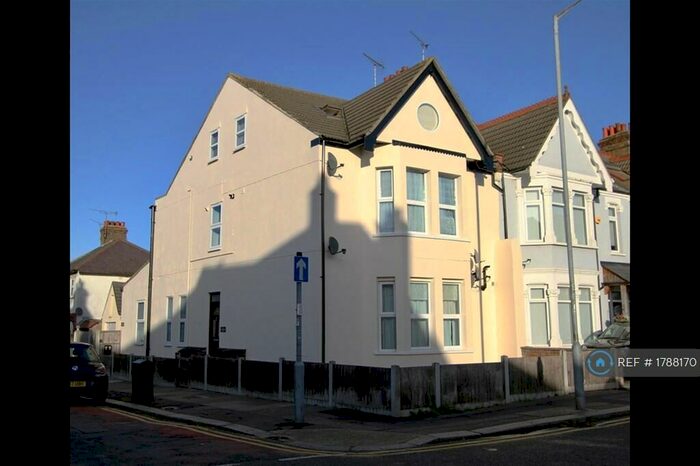 2 Bedroom Flat To Rent In Westborough Road, Westcliff-On-Sea, SS0