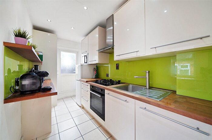 3 Bedroom Flat For Sale In Cricklewood Lane, Childs Hill, NW2