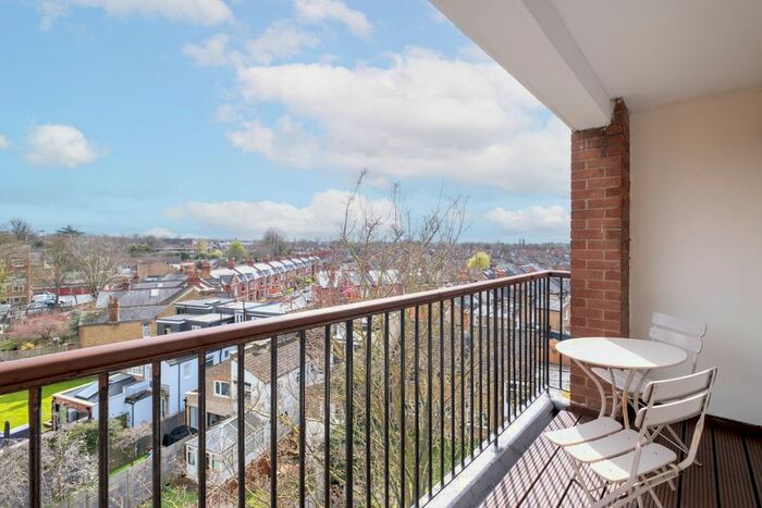 3 Bedroom Flat To Rent In Hydethorpe Road, London, SW12