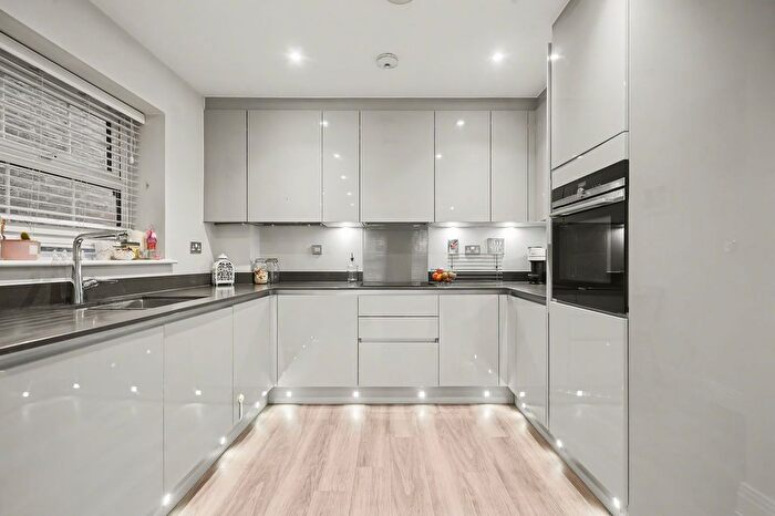 2 Bedroom Flat For Sale In Coppice Row, Theydon Bois, CM16