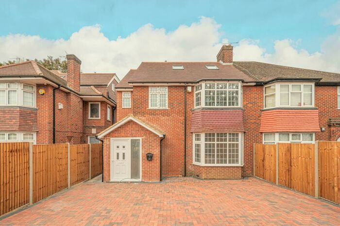 3 Bedroom Flat To Rent In Hendon Way, Temple Fortune, London, NW2