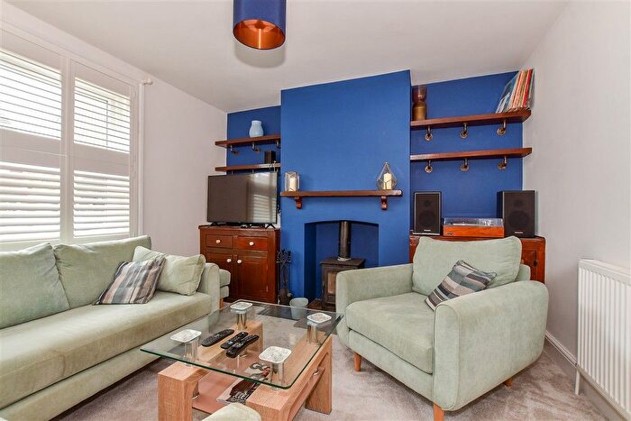 4 Bedroom Semi-detached House For Sale In Woodside Road, Tonbridge, Kent, TN9