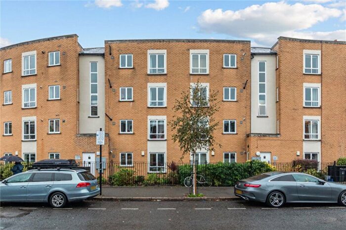 2 Bedroom Apartment For Sale In Clissold Road, London, N16