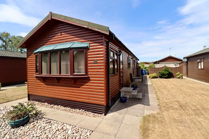 2 Bedroom Park Home For Sale In The Elms, Torksey, LN1