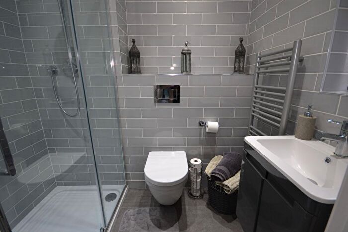 4 Bedroom Semi-Detached House For Sale In Thamesbrook, Hull, HU7