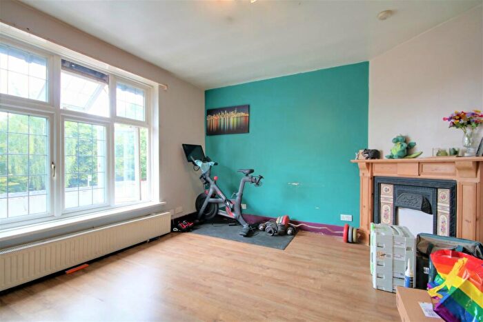 2 Bedroom Flat For Sale In Old Woking Road, West Byfleet, Surrey, KT14