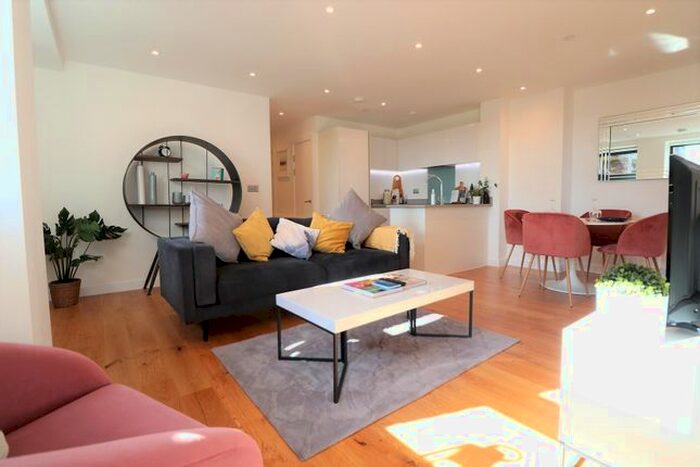 2 Bedroom Flat For Sale In Rockingham Road, Uxbridge, UB8