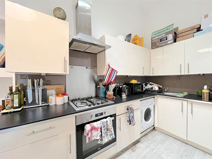 3 Bedroom Flat To Rent In Crescent Road, London, N8
