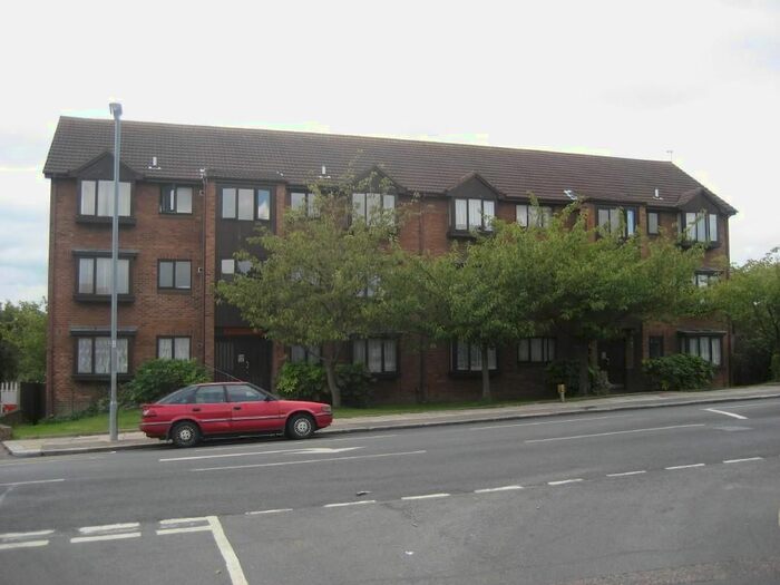 2 Bedroom Flat To Rent In Chase Road, London, N14