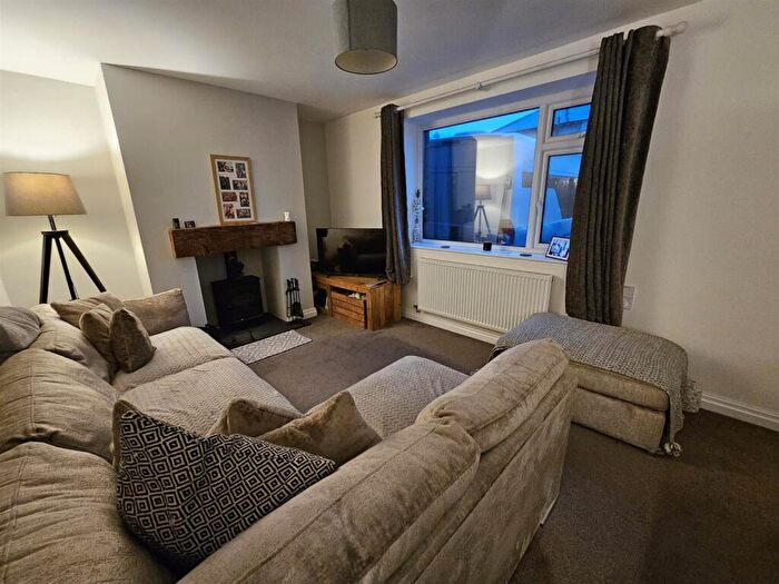 2 Bedroom End Of Terrace House To Rent In Fernway, Buxton, SK17