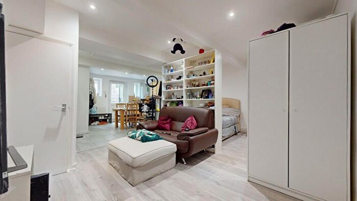 Flat To Rent In King Henry Walk, London, N1