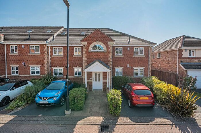 2 Bedroom Flat For Sale In Sycamore Chase, Pudsey, West Yorkshire, Uk, LS28