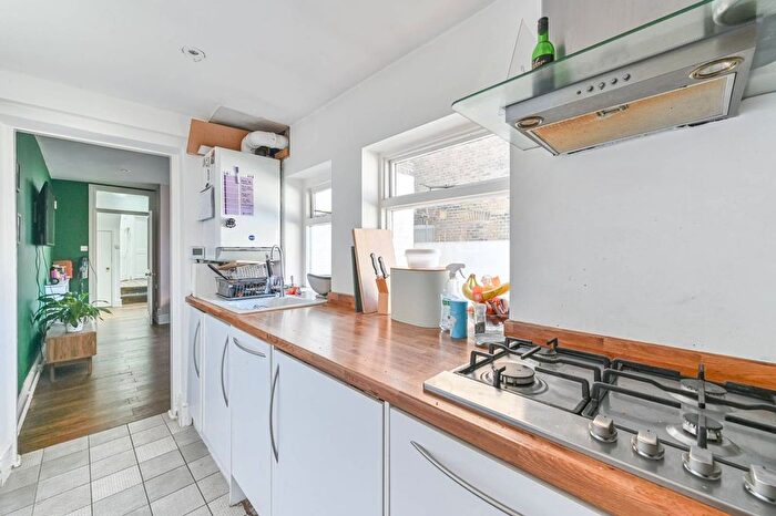 2 Bedroom Flat For Sale In Mayflower Road, Clapham, London, SW9
