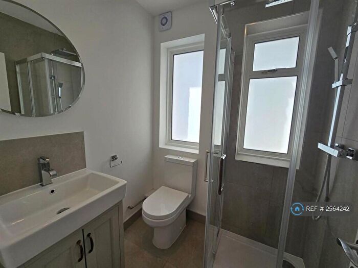 2 Bedroom Flat To Rent In Brook House, Reigate, RH2