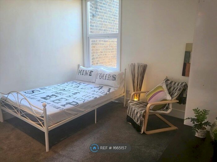 Studio To Rent In High Street, London, N8