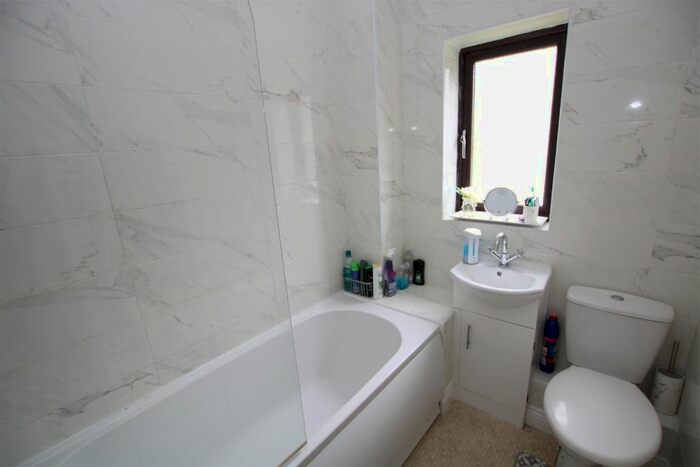 2 Bedroom Semi-Detached House To Rent In Woodside Court, Sleaford NG34