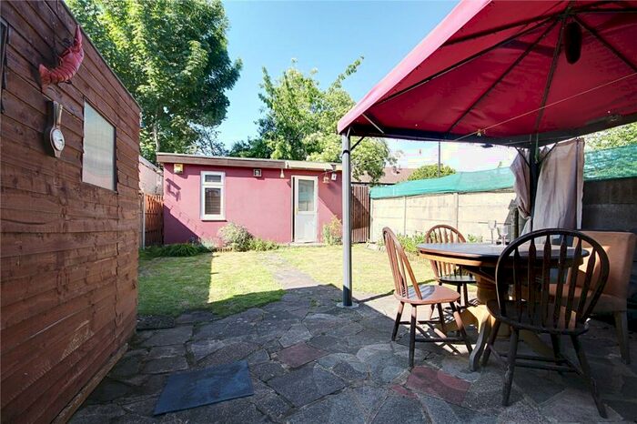 3 Bedroom End Of Terrace House To Rent In Amersham Avenue, London, N18