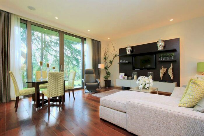 2 Bedroom Flat To Rent In Hampstead Lane, London, N6