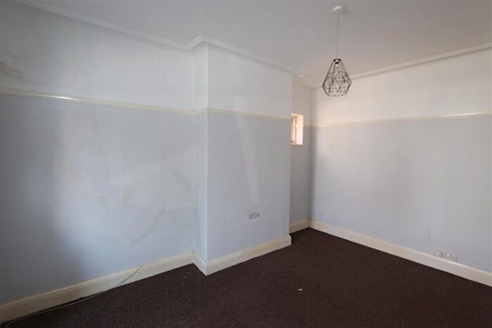 2 Bedroom Flat To Rent In Crowborough Road, Southend On Sea, SS2
