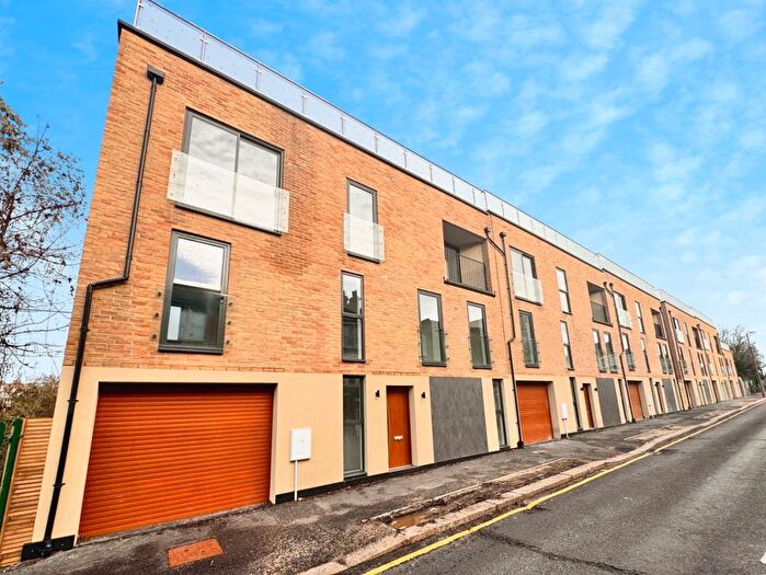 5 Bedroom End Terrace House To Rent In Station Road, Westcliff-On-Sea, SS0