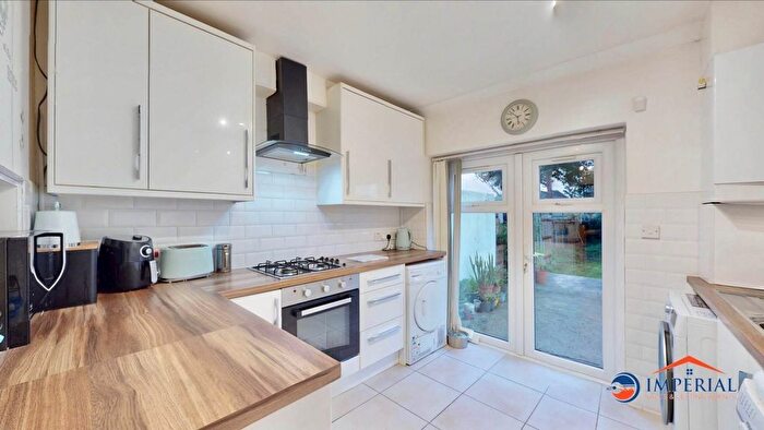 4 Bedroom Semi-Detached House For Sale In Allenby Road, Southall, UB1