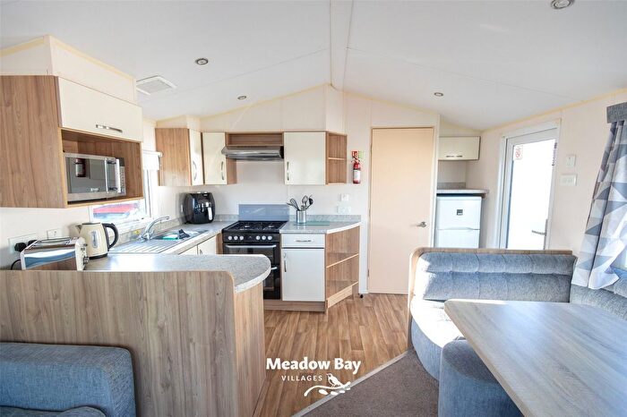 2 Bedroom Mobile/park Home For Sale In Manor Road, Hayling Island, Hampshire, PO11