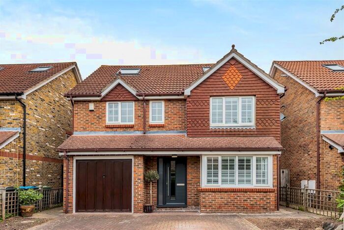 4 Bedroom Detached House To Rent In Manston Grove, Kingston Upon Thames, KT2