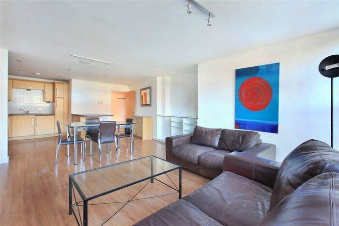 2 Bedroom Flat To Rent In Gateway House, Balham Hill, Clapham South, London, SW12