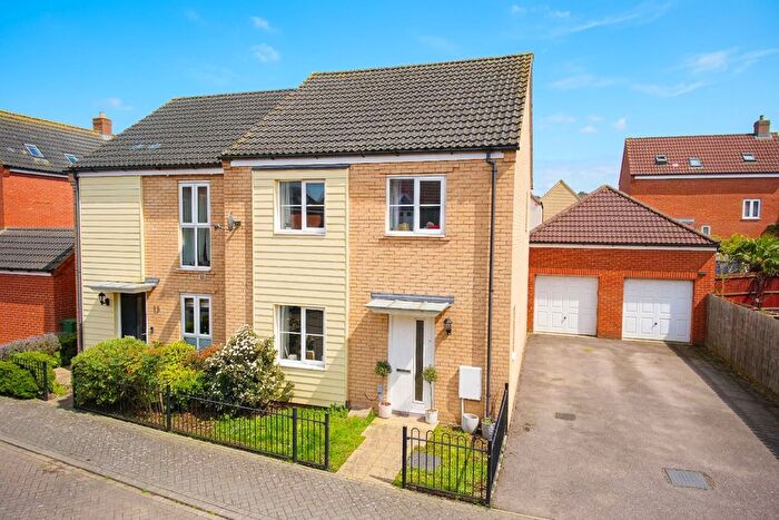 3 Bedroom Semi Detached House For Sale In Knappers Way, Queens Hills, Norwich, NR8