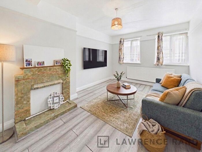 3 Bedroom Flat To Rent In Victoria Road, Ruislip, HA4