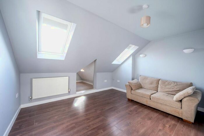2 Bedroom Flat To Rent In Roehampton Vale, Putney, London, SW15