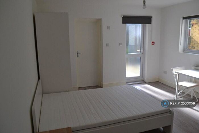 Studio To Rent In Albert Road, Ilford, IG1