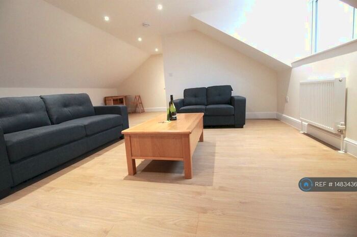 3 Bedroom Flat To Rent In High Road, London, N12