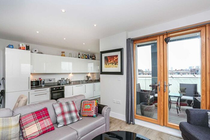 1 Bedroom Flat To Rent In Salcombe Court, St. Ives Place, Poplar, E14