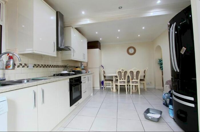 4 Bedroom Semi-Detached House To Rent In Kingshill Avenue, Northolt, London, UB5